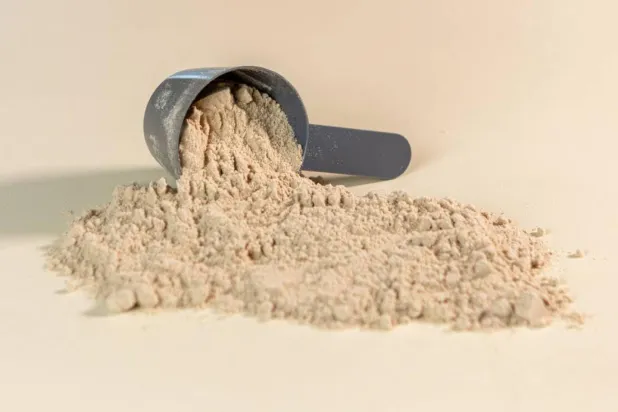 Birçok protein içeceği genellikle peynir yapımının yan ürünü peynir altı suyu proteiniyle yapılıyor (Unsplash)
