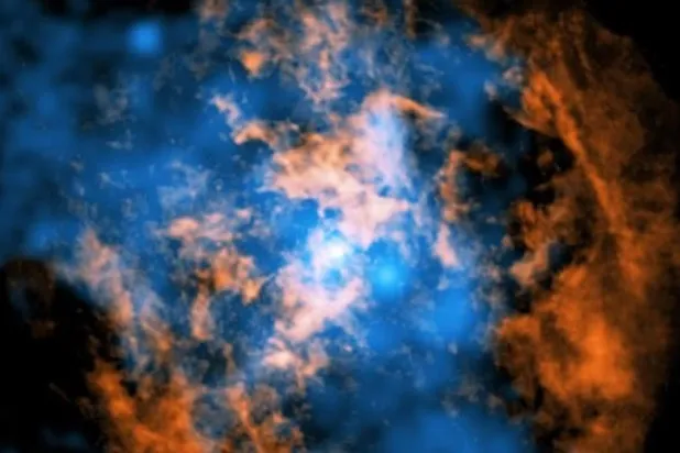 Gökbilimciler, galaksimizin merkezindeki süper kütleli kara delik Sagittarius A* ile ilgili uzun süredir çözülemeyen bir gizemi aydınlattıklarını söylüyor. Bu bileşik görüntüde ortadaki beyaz nokta kara deliği gösterirken, turuncu ve mavi bölgeler çevresindeki gazı ve X-ışını verilerini temsil ediyor. Turuncu bölgede görülen koni biçimli boşluk ise araştırmanın temel bulgusu (X-ışını: NASA/CXC/Northwestern Uni./M. Gorski; Radyo: ESO/NAOJ/NRAO/ALMA; Görüntü işleme: NASA/CXC/SAO/K. Arcand ve P. Edmonds)