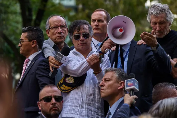 Gustavo Petro, Pink Floyd'un kurucularından Roger Waters'la Eylül 2025'te ABD'deki Filistin'e destek eylemine katılmıştı (Reuters)