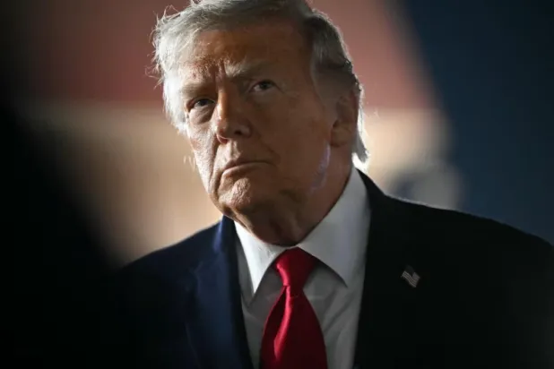 Trump, çarşamba günü İran'a saldırı emri verdiğini belirttiği açıklamasında, Tahran'ın anlaşma yapmak yerine ABD'yi "enayi yerine koyduğunu" iddia etti (AFP)