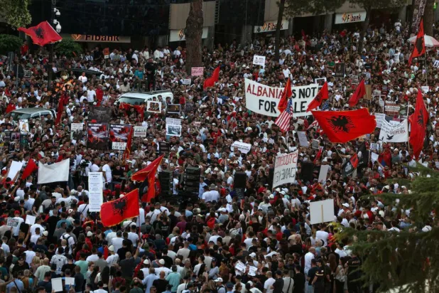 Tiran'daki protestoya binlerce kişi katıldı (Reuters)