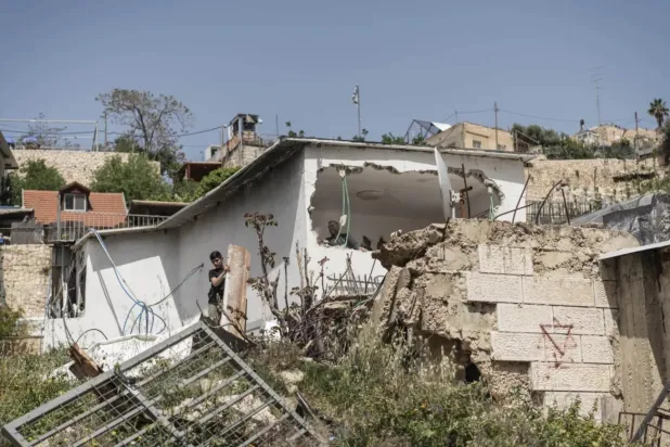 İsrail yönetimi, yasadışı yerleşimleri genişletmek için "ruhsatsız" olduğu gerekçesiyle Filistinlilerin evlerini yıkıyor (Reuters)