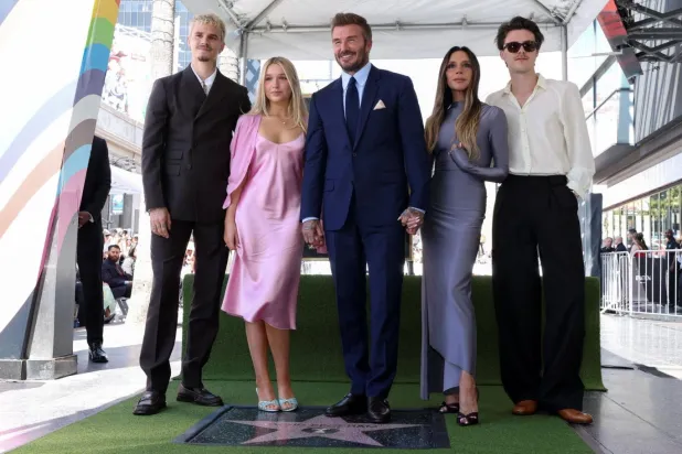 Ortadaki David Beckham'ın ailesiyle birlikte verdiği bu pozda oğlu Brooklyn eksik (Reuters)