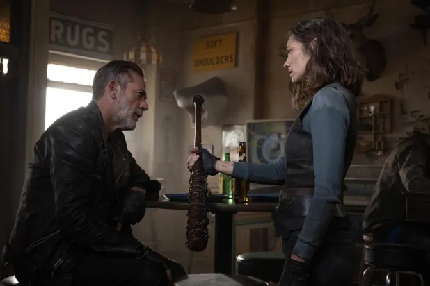60 yaşındaki Jeffrey Dean Morgan'ın (solda) canlandırdığı Negan, The Walking Dead evreninde Glenn ve Abraham gibi sevilen karakterleri acımasızca katleden zalim bir liderken zamanla daha karmaşık, insani yönleriyle öne çıkan bir figüre dönüştü (AMC)