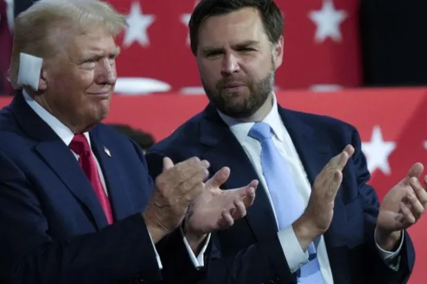 JD Vance'in bizzat yazarak 2016'da yayımladığı yaşam öyküsü Hillbilly Elegy, hem New York Times En Çok Satan Kitaplar listesinde zirveye çıkmış hem de filme uyarlanarak dünya sinemalarında gösterilmişti (AP/Arşiv)