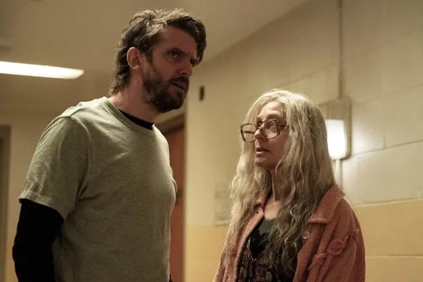 43 yaşındaki Dan Stevens (solda), The Terror: Devil in Silver'da eski bir rock grubu üyesi olan sert mizaçlı nakliyeci Pepper rolünde (AMC)