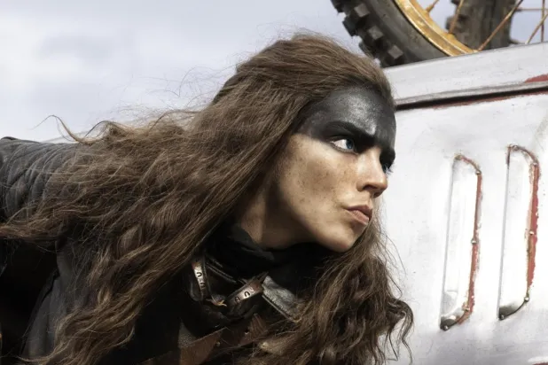 30 yaşındaki Anya Taylor-Joy, Fury Road'da Charlize Theron'un canlandırdığı Furiosa'nın gençliğine, Furiosa: Bir Mad Max Destanı'nda hayat verdi (Warner Bros.)