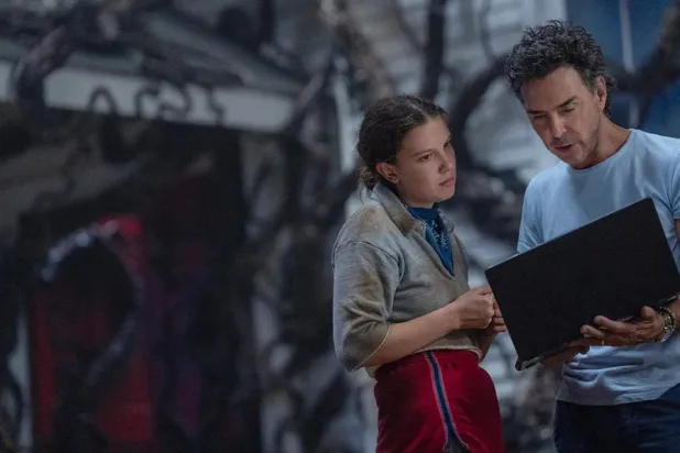 Stranger Things'deki psişik Eleven rolüyle henüz 12 yaşındayken çıkışını yapan Millie Bobby Brown (solda), spot ışıkları altında büyüdü (Netflix)