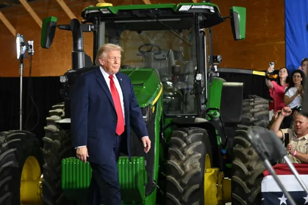 Yeni bir ankete göre Başkan Donald Trump'ın kırsal kesimdeki Amerikalılar arasındaki desteği göreve geldiğinden beri önemli ölçüde düştü (AFP)