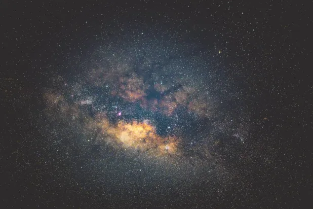 Karanlık enerji adı verilen görünmez bir kuvvetin evrenin genişlemesini hızlandırdığı düşünülüyor (Unsplash)
