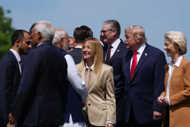 Narrenda Modi ve Giorgia Meloni, Fransa'daki G7 zirvesinde grup fotoğrafı sırasında selamlaşıyor (AP)