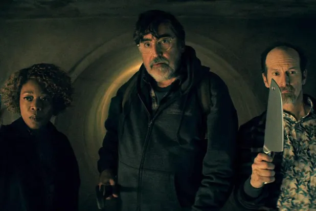 Ağır tempolu ve karakter odaklı yapısıyla öne çıkan The Boroughs'da 73 yaşındaki Alfred Molina'ya (ortada) Alfre Woodard (solda) ve Denis O'Hare (sağda) eşlik ediyor (Netflix)