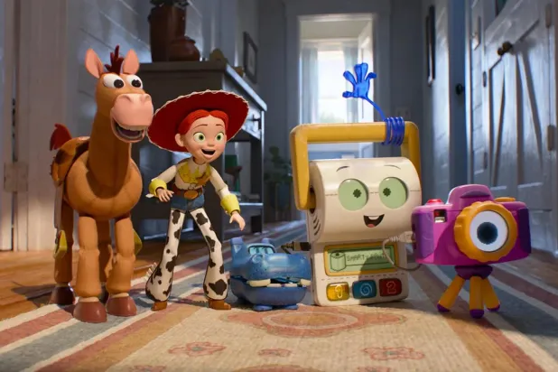 Oyuncak Hikayesi serisinin 5. halkası, Buzz, Woody, Jessie'nin başını çektiği oyuncakların, günümüz çocuklarının elinden düşürmediği elektronik aletlerle karşı karşıya gelmesini anlatıyor (Walt Disney Studios Motion Pictures)