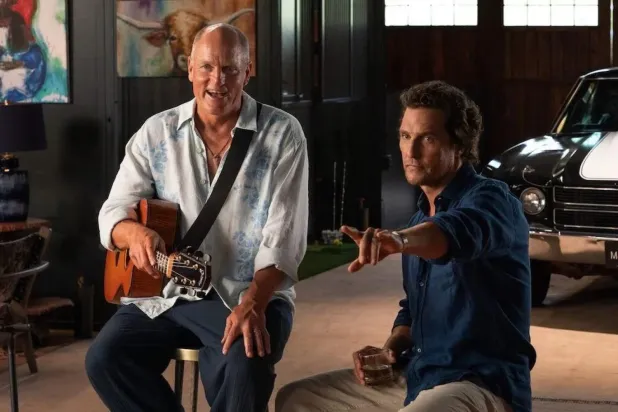 True Detective'in ilk sezonunda rol alan Woody Harrelson ve Matthew McConaughey, yakın dost olmalarıyla biliniyor (Apple TV)