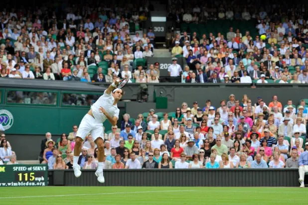Roger Federer, 8 şampiyonlukla tek erkeklerde en fazla zafere ulaşan tenisçi (Reuters)