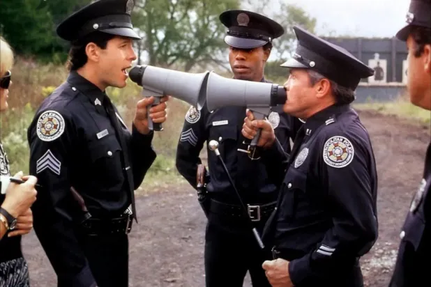 1984'te başlayan Polis Akademisi serisinde Steve Guttenberg, Kim Cattrall ve Bubba Smith gibi yıldızlar oynamıştı (Warner Bros)