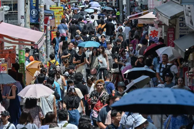 Tokyo'nun merkezindeki popüler Harajuku bölgesindeki Takeshita Caddesi'nde yayalar yürüyor (AFP/Arşiv)