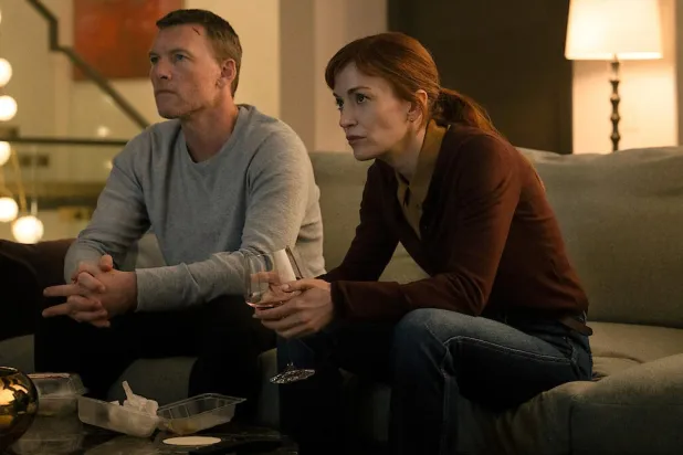 Gişe canavarı Avatar serisinin 49 yaşındaki yıldızı Sam Worthington (solda), Sen Bulacağım'da oğlunu öldürmekten haksız yere hüküm giyen ve çocuğunun hayatta olabileceğine dair kanıtlar bulunca gerçeği ortaya çıkarmak için hapisten kaçan bir babayı oynuyor (Netflix)