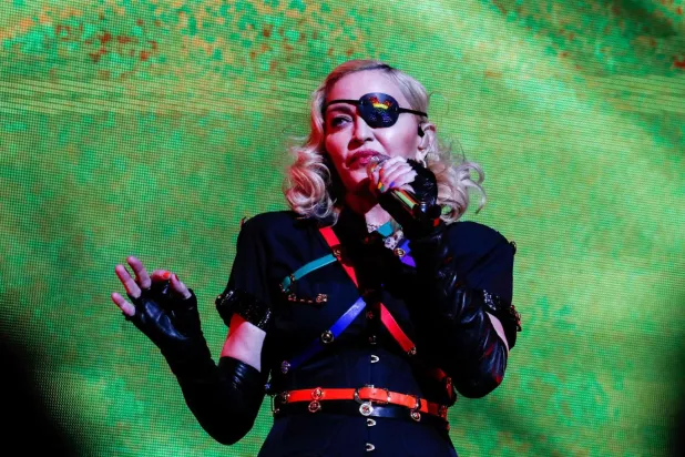 1978'de New York'a cebinde sadece 35 dolarla taşınan Madonna, müzik kariyerinden önce bir süre Dunkin' Donuts'ta çalışıp garsonluk yapmıştı (Reuters)