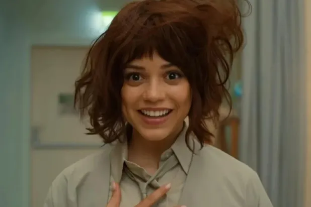 23 yaşındaki Jenna Ortega, rol aldığı Wednesday'in ikinci sezonunda sadece başrol olmakla kalmayıp yapımcı unvanını da üstlendi (Netflix)