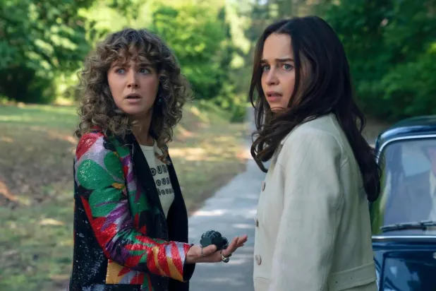 Ponies'de Emilia Clarke (sağda), eğitimli Sovyet göçmeni Bea'yi, Haley Lu Richardson (solda) ise korkusuz ve sınırları zorlayan küçük kasabalı Twila'yı canlandırıyor (Peacock)