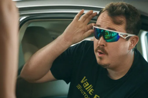 38 yaşındaki komedyen Shane Gillis, Tires'ta oto tamirhanesinde çalışan, kuzeni ve patronu Will'e sürekli zorluk çıkaran, umursamaz ve çılgın bir karakteri oynuyor (Netflix)