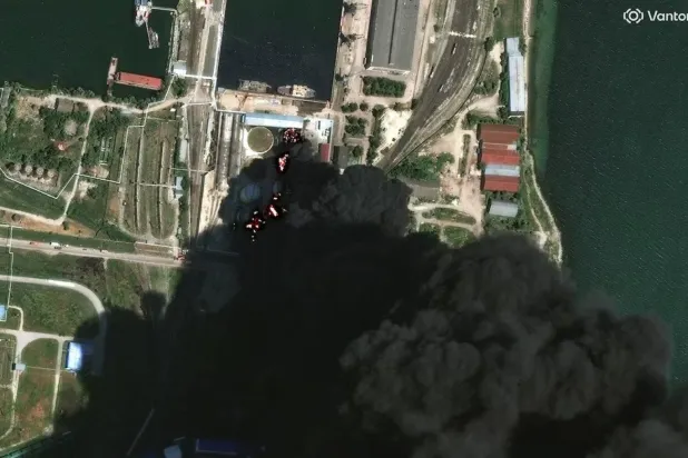 Ukrayna ordusunun Kırım'ın Kerç şehrindeki petrol deposunu vurmasıyla tanklar alev aldı (Reuters)