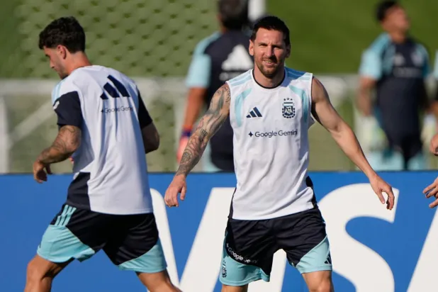 Arjantinli Lionel Messi (sağda), Dünya Kupası futbol turnuvası için takım arkadaşlarıyla antrenman yapıyor (AP)