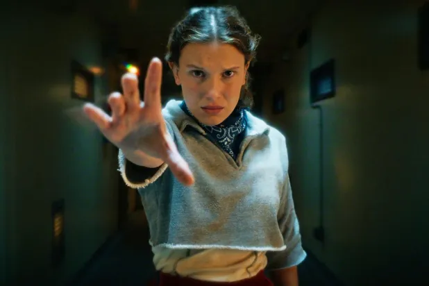 Millie Bobby Brown, Netflix'in fenomen dizisinde Hawkins Ulusal Laboratuvarı'nda gizli deneylere maruz bırakılan, psiko-kinetik ve telepatik süper güçlere sahip olan Eleven'ı canlandırmıştı (Netflix)