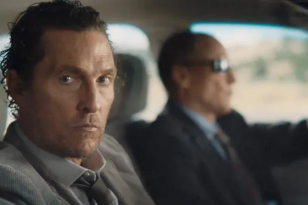 True Detective'in ilk sezonu, 1995-2012'de Louisiana'da geçen gizemli seri cinayetleri aydınlatmaya çalışan, birbirine tamamen zıt iki dedektif olan Rust Cohle ve Martin Hart'ın 17 yıla yayılan ilişkisini konu alıyor (HBO)
