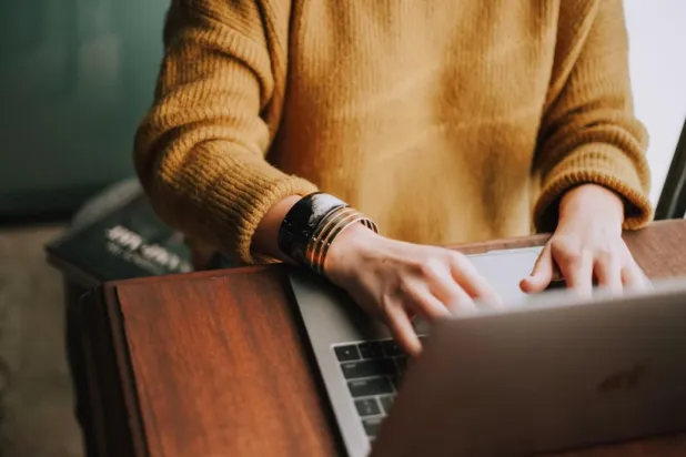 Başta Z kuşağı olmak üzere birçok kişi, geleneksel çalışma modellerinin imkanlarını yetersiz görüyor (Unsplash)