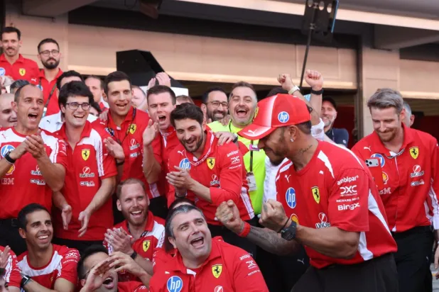 Lewis Hamilton, Barselona zaferini Ferrari ekibiyle kutluyor. 2026'da 7 yarış geride kalırken pilotlar şampiyonası lideri Kimi Antonelli 156, onu takip eden Hamilton ise 115 puanda (Reuters)