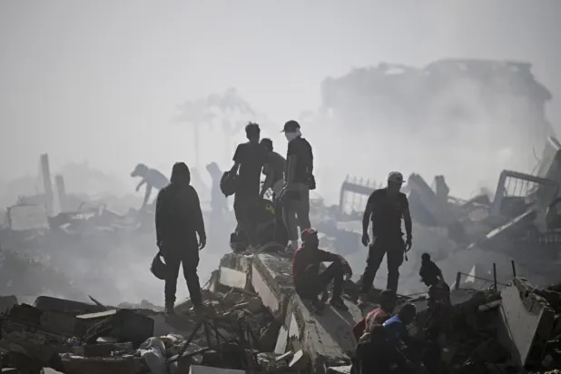 Depremin ardından Türkiye ve ABD de dahil birçok ülke Venezuela'ya arama kurtarma ekipleri gönderdi (AFP)