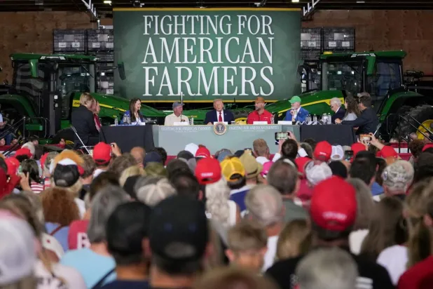 Önceki haftalarda Wisconsin'deki Custer Farms'ı ziyaret eden Trump, hayat pahalılığına dair protestolarla da karşılaşmıştı (Reuters)