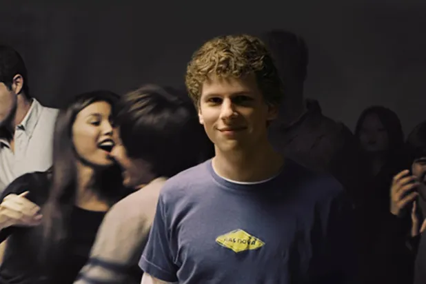 Üç Oscarlı Sosyal Ağ'da Jesse Eisenberg, Facebook'un kurucusu Mark Zuckerberg'ü fiziksel bir taklitten ziyade zihinsel bir portre olarak ele aldı (Sony)