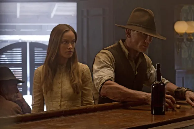 42 yaşındaki Olivia Wilde (solda), 2011 yapımı Kovboylar ve Uzaylılar'da Ella Swenson adlı gizemli gezgini canlandırmıştı (Universal)