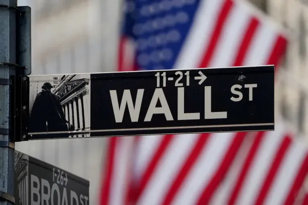 ABD bayrağının önündeki Wall Street tabelası (Reuters)