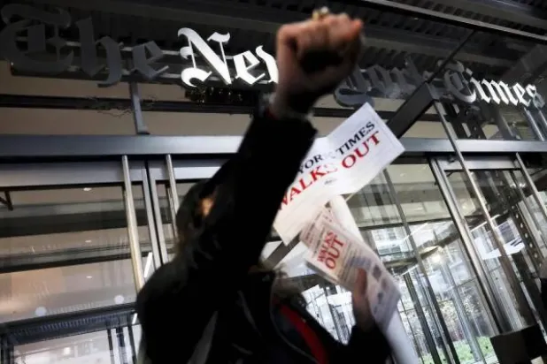 The New York Times binası önünden bir görünüm (AP)
