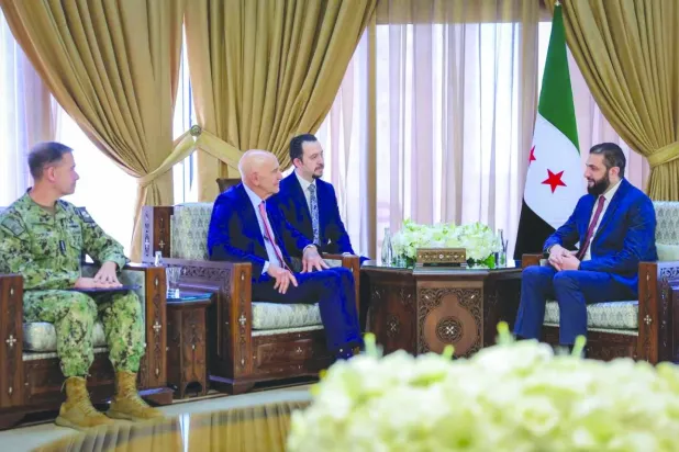 
جانب من استقبال الشرع في دمشق للمبعوث الأميركي براك وقائد القيادة المركزية الأدميرال براد كوبر 4 أكتوبر (الرئاسة السورية)