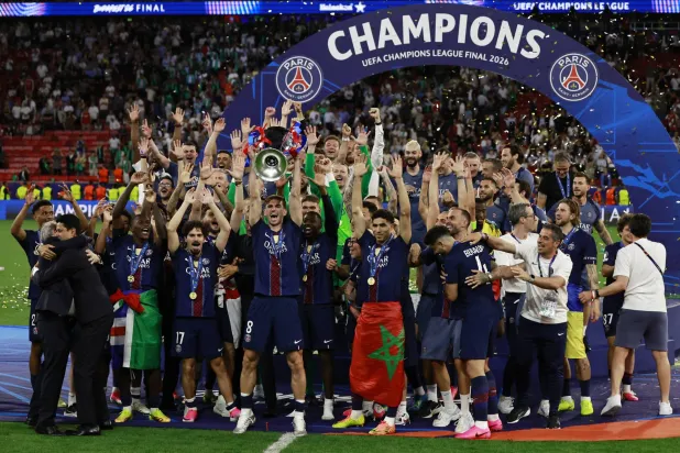 لاعبو سان جيرمان وجهازهم الفني على منصة التتويج يحتفلون بكأس دوري الابطال للمرة الثانية تواليا (ا ب ا)