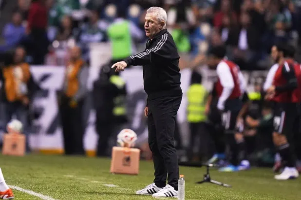  Mexico's coach Javier Aguirre gestures during an international friendly soccer match against Ghana in Puebla, Mexico, Friday, May 22, 2026. (AP) 