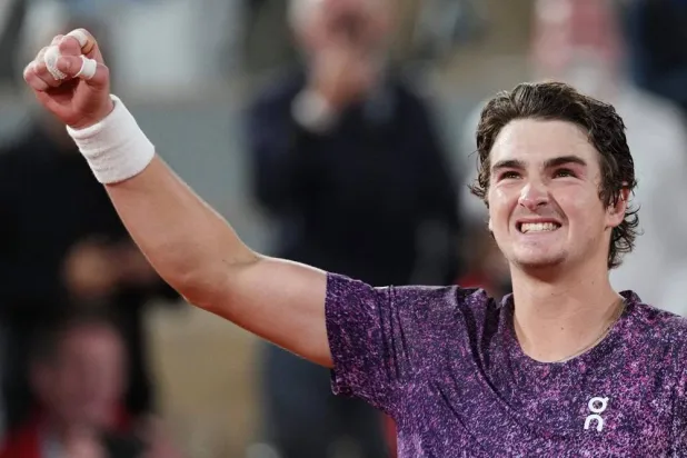  Brazil's Joao Fonseca celebrates his victory over Norway's Casper Ruud during their men's singles match on day 8 of the French Open tennis tournament on Court Philippe-Chatrier at the Roland-Garros Complex in Paris on May 31, 2026. (AFP) 