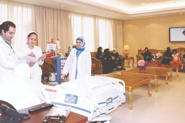 أفراد إحدى الأسر يجتمعون لزيارة مريض في مستشفى «سليمان الحبيب» بالسعودية (الموقع الإلكتروني)