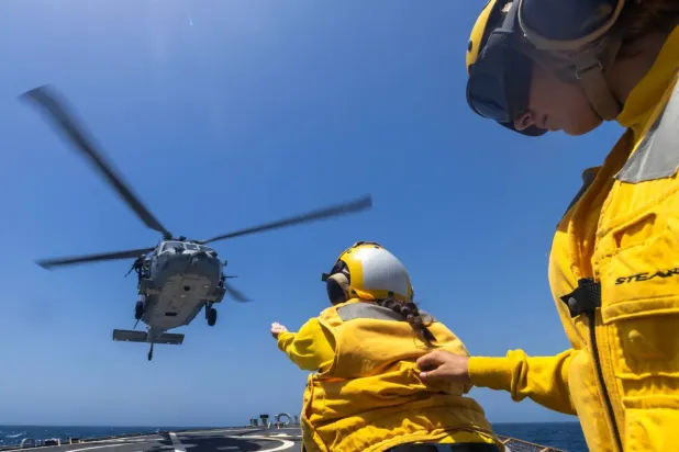İran’a uygulanan abluka kapsamında yürütülen ABD deniz operasyonları sırasında, Amerikalı denizciler MH-60S Seahawk tipi bir helikopterin USS Milius destroyerinin güvertesine inişini yönlendiriyorlar, 29 Mayıs 2026 (CENTCOM)