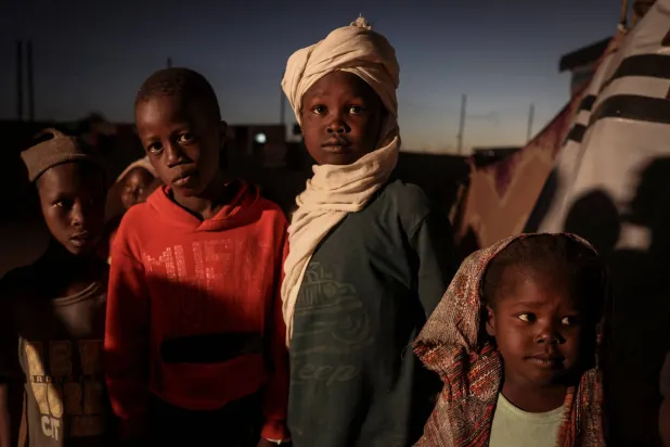 أطفال سودانيون من الفاشر في مخيم للنازحين شرق تشاد يوم 21 نوفمبر 2025 (رويترز)