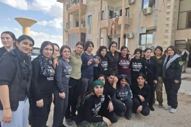 Suriye hükümetinin serbest bıraktığı 28 YPJ’li  (Özerk Yönetim Medya Merkezi)
