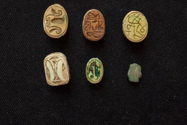 أغراض جنائزية وجدت شبه كاملة (وزارة السياحة والآثار)