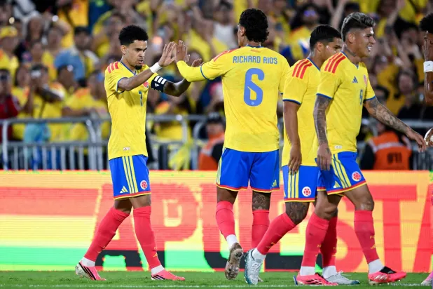 يحتفل لويس دياز مهاجم منتخب كولومبيا مع زملائه بعد تسجيله الهدف الثاني لفريقه (أ.ف.ب) 