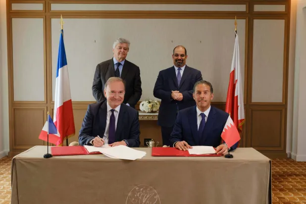 جانب من توقيع اتفاقية استحواذ «ألمنيوم البحرين» على «دونكيرك» الفرنسية (الموقع الإلكتروني لشركة ألبا)
