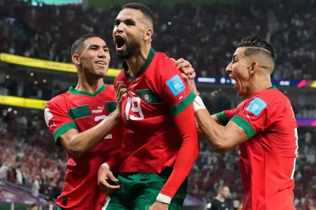 المنتخب المغربي حقق إنجازاً تاريخياً بالوصول إلى نصف نهائي كأس العالم 2022 (أ.ب)